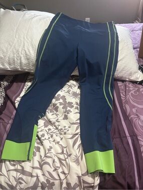 Zyia Active Navy & Neon Green Capri Leggings Size 6-8 Athletic Workout Pants